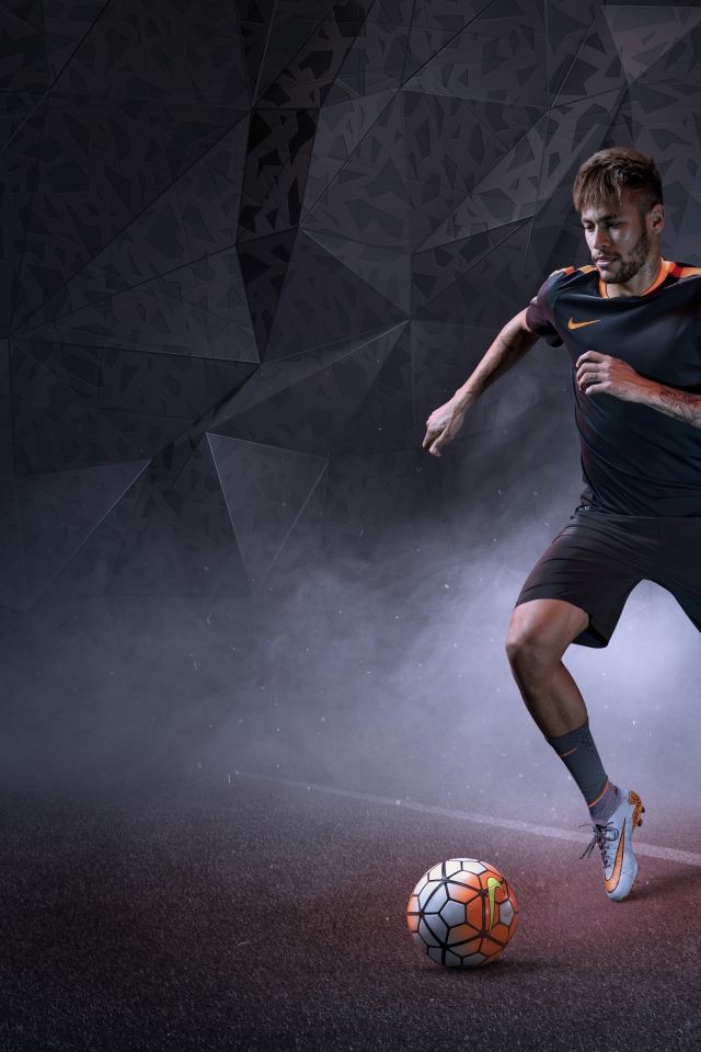 Бразильский футболист Неймар в форме Найк бьет по мячу