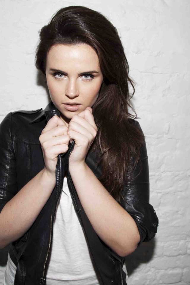 Британская актриса Эмер Кенни в черной кожаной куртке