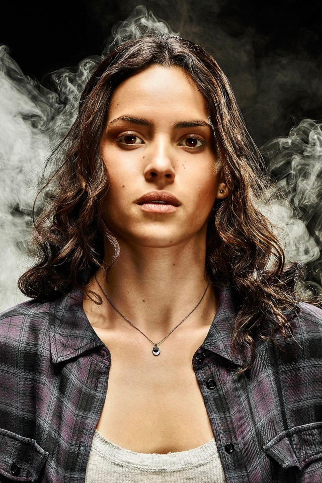 Кареглазая актриса брюнетка Адриа Архона