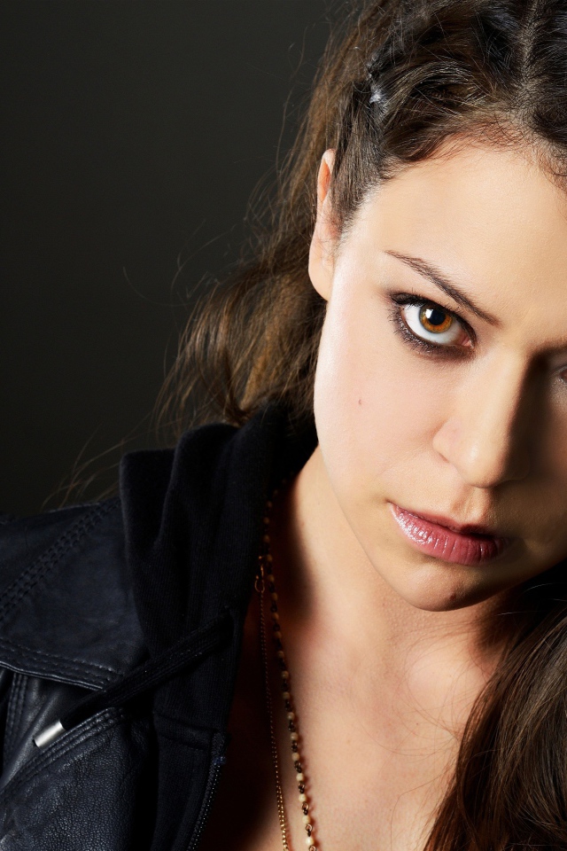 Кареглазая брюнетка канадская актриса Татьяна Маслани