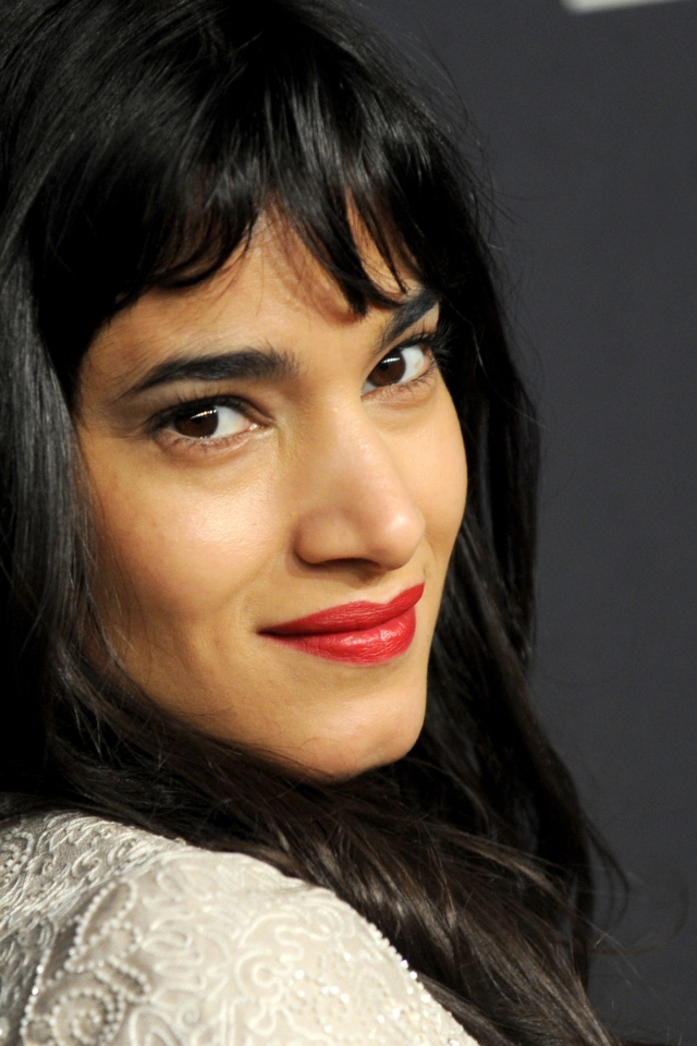 Брюнетка актриса София Бутелла с красными губами