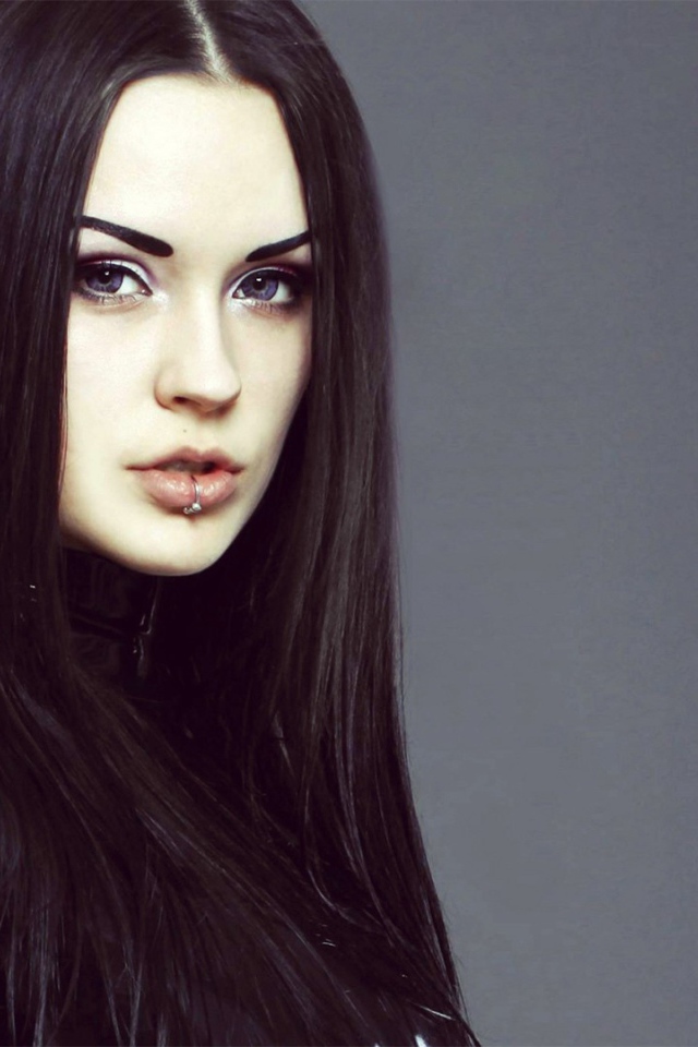 Девушка брюнетка с пирсингом в губе 