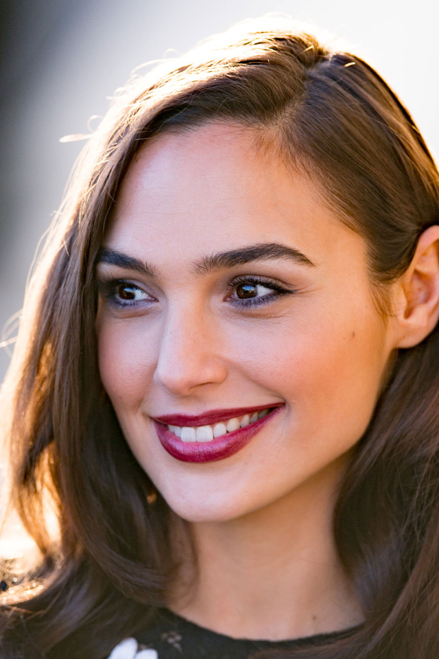 Очаровательная кареглазая брюнетка актриса Галь Гадот