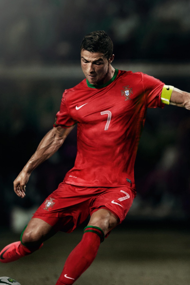 Криштиану Роналду с мячом на футбольном поле 