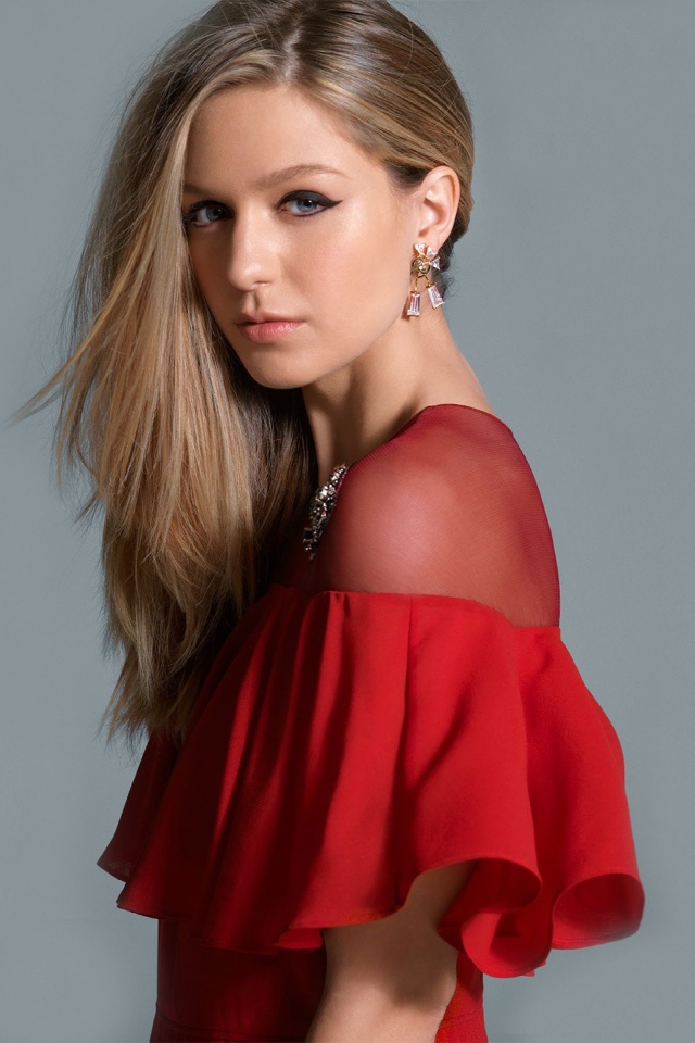 Нежная актриса Мелисса Бенойст в красном платье на сером фоне