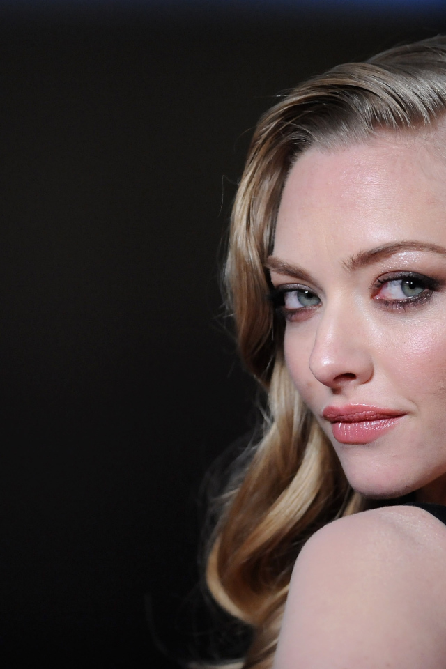 Нежная блондинка актриса Аманда Сейфрид