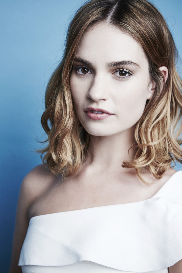 Нежная блондинка актриса Лили Джеймс