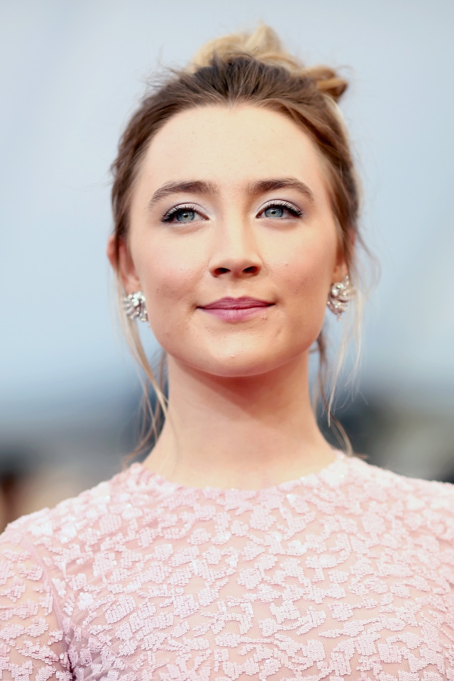 Нежная молодая актриса Сирша Ронан в красивом наряде