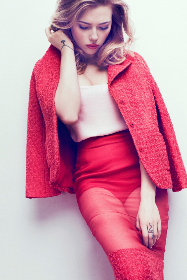 Эффектная блондинка  Скарлетт Йоханссон в красном костюме