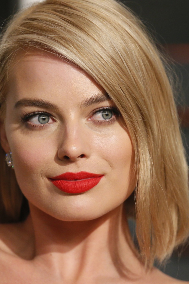 Эффектная блондинка с красными губами актриса Марго Робби