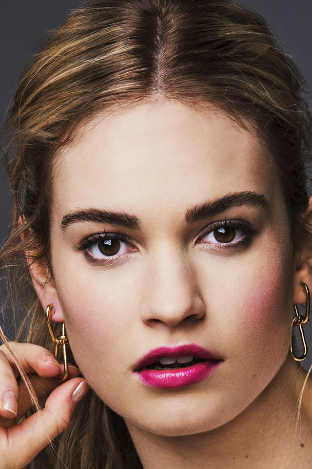 Эффектная девушка актриса Лили Джеймс