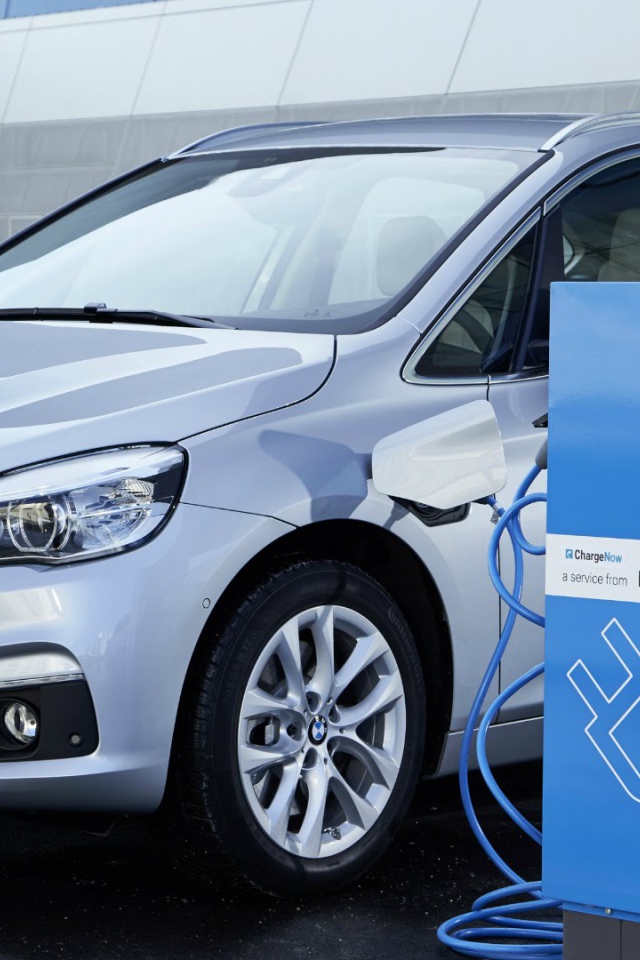 Электромобиль BMW 225xe Active Tourer 2016 на зарядке 