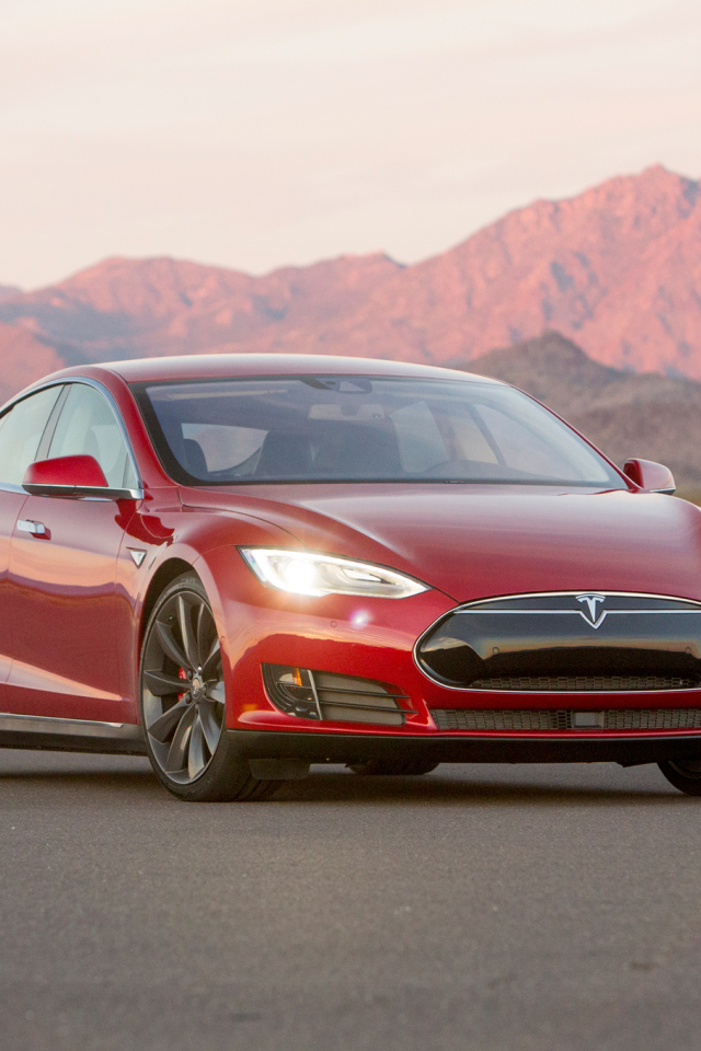 Электромобиль Tesla S P90D модель 2015 года 