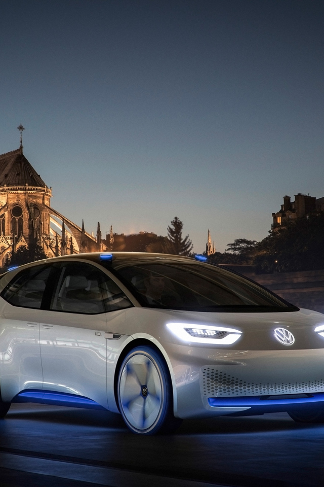 Электромобиль  Volkswagen I.D, на фоне старинного замка 