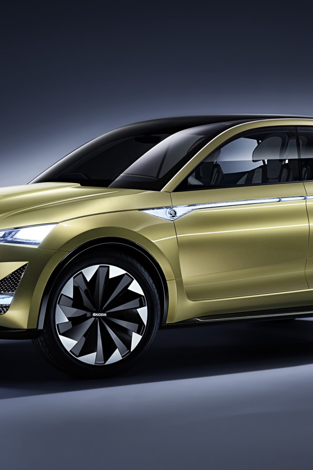 Электромобиль Skoda Vision E цвета золотой металлик на сером фоне