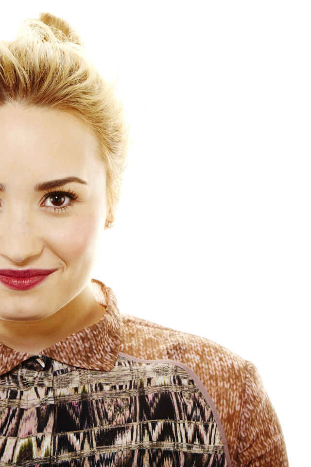 Знаменитая актриса, певица Деми Ловато фото на белом фоне