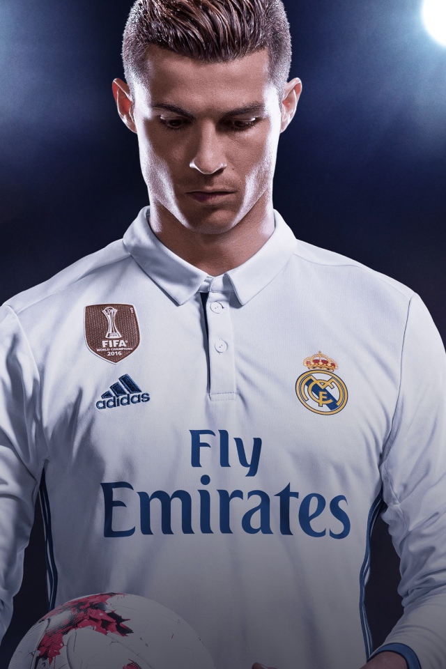 Известный футболист Криштиану Роналду с мячом