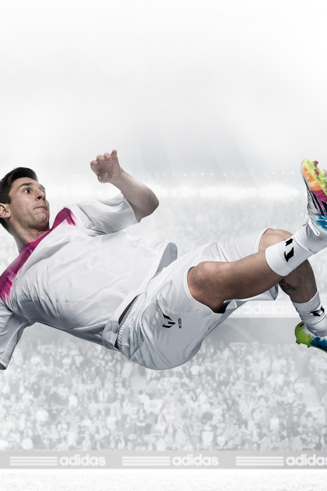 Известный футболист  Лионель Месси бьет по мячу