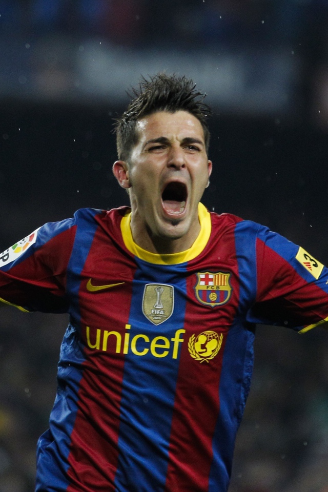 Футболист  Давид Вилья радуется забитому голу