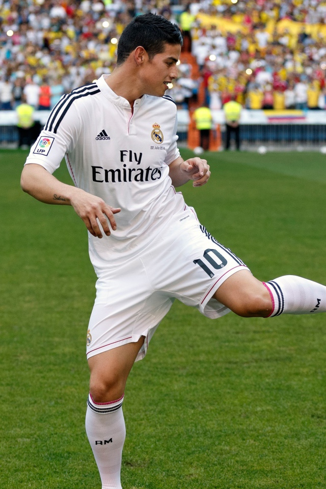 Футболист Хамес Родригес играет с мячом 