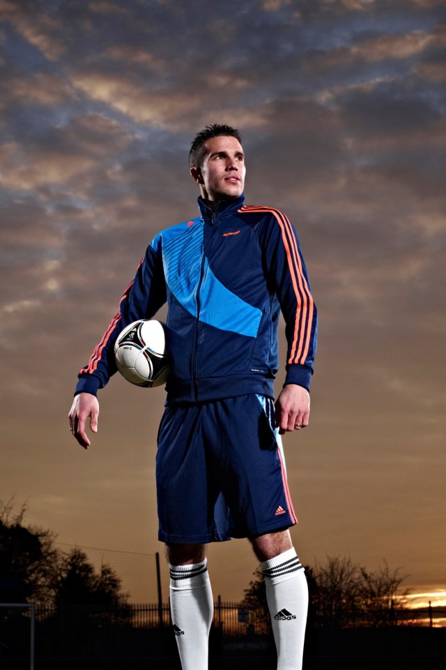 Футболист  Робин ван Перси с мячом на фоне неба