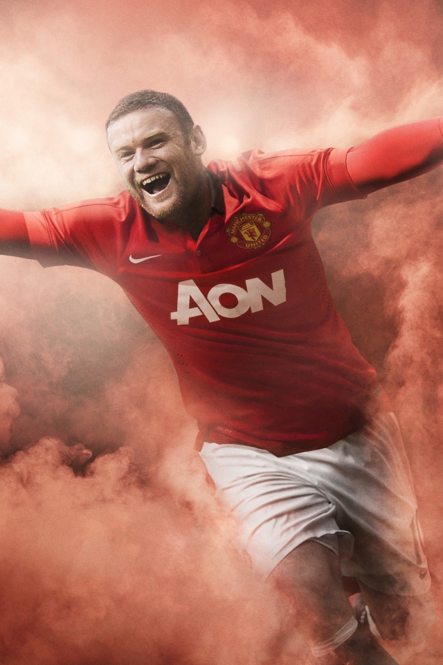 Футболист Уэйн Руни радуется победе 