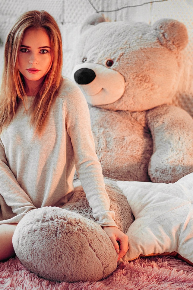 Девушка актриса Полина Гренц с большим плюшевым медведем 