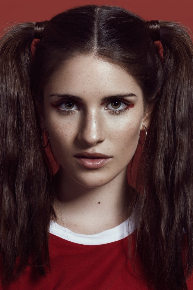 Девушка спортсменка с хвостиками на голове 