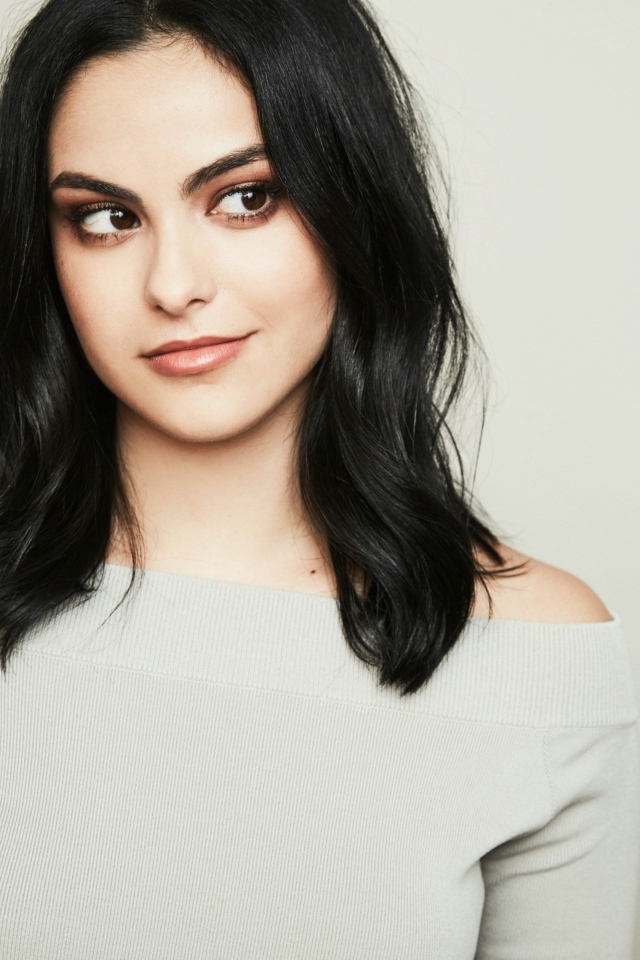 Девушка брюнетка актриса Камила Мендес фото на сером фоне