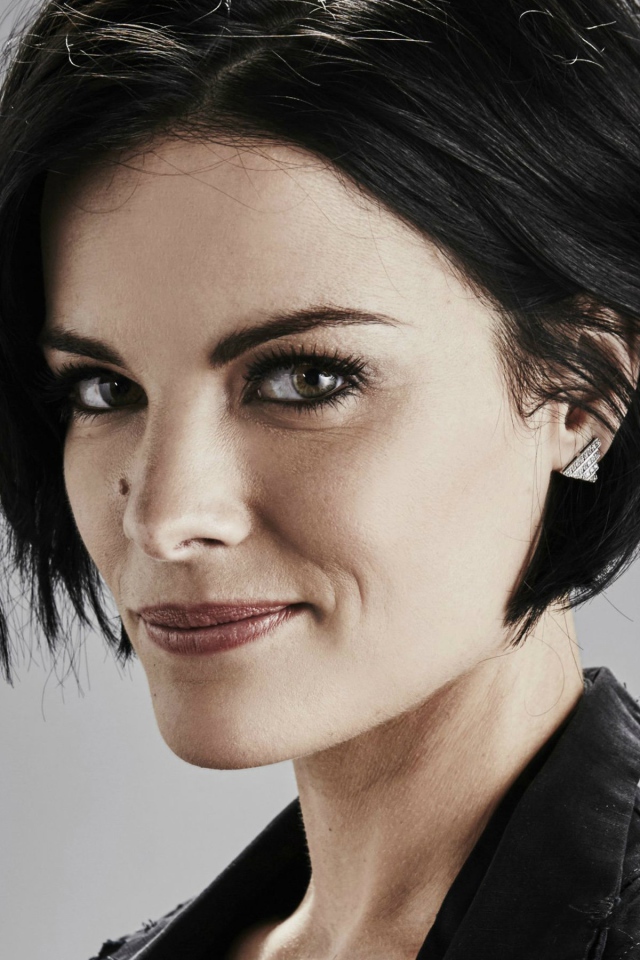 Девушка брюнетка актриса Джейми Александр 