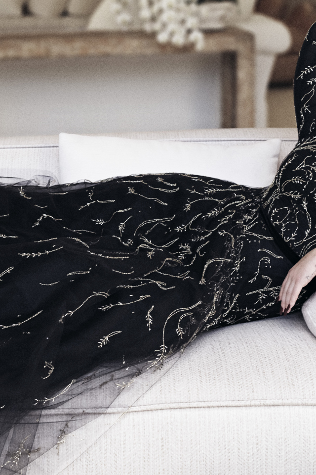 Девушка певица Адель в красивом черном платье 