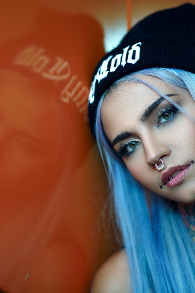 Девушка с голубыми волосами и пирсингом в носу 