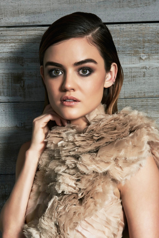 Зеленоглазая актриса брюнетка Люси Хейл 