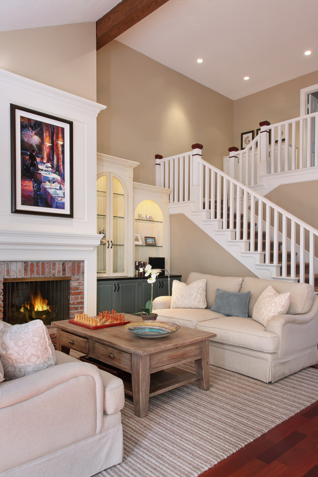 Дом с гостиной в нежных пастельных тонах  