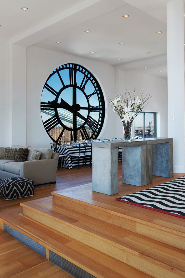 Пентхаус с окном в виде часов 