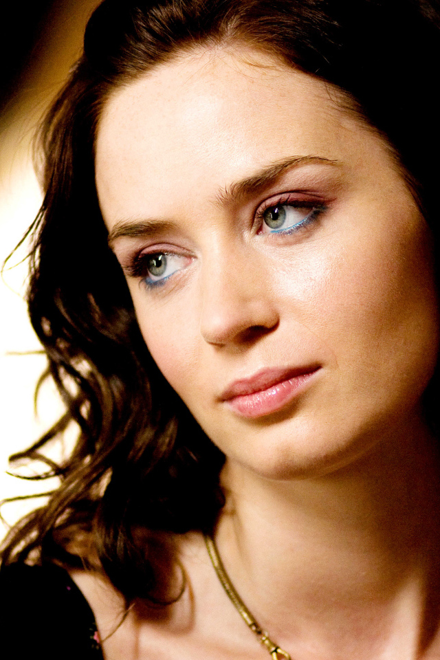 Популярная актриса, брюнетка Эмили Блант