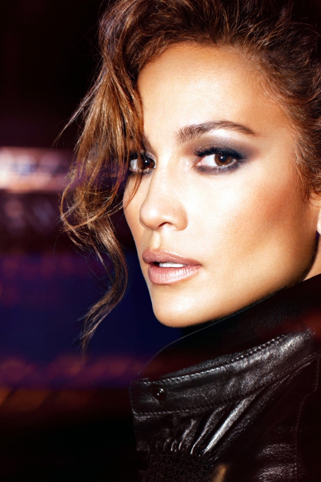 Популярная актриса, певица Дженнифер Лопес в черной куртке