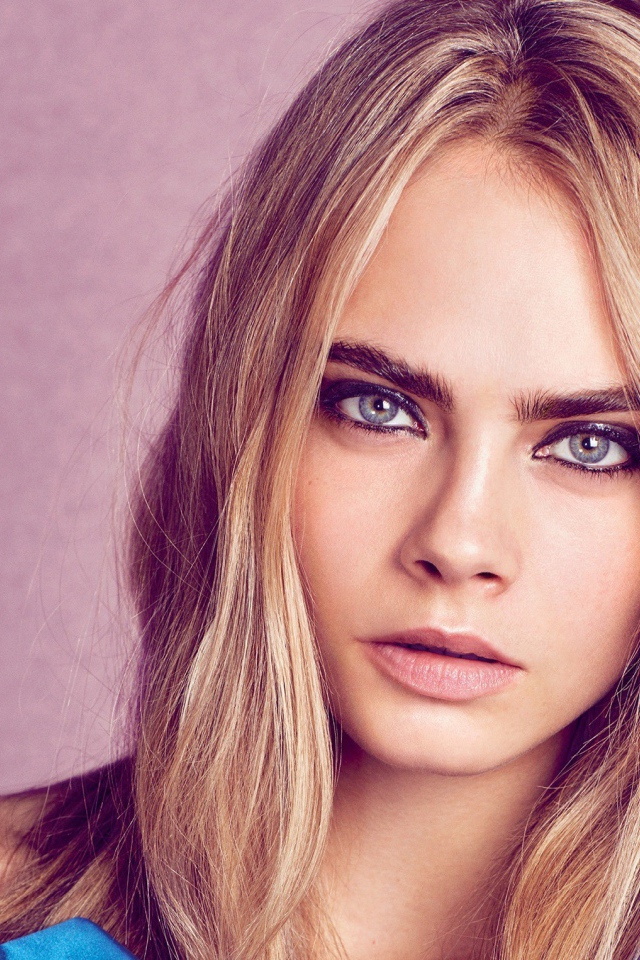 Популярная молодая актриса Кара Делевинь 