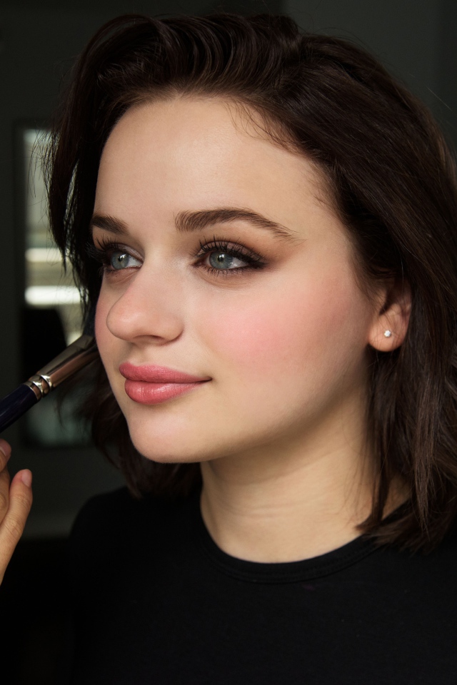 Подготовка к съемкам актрисы Джои Кинг