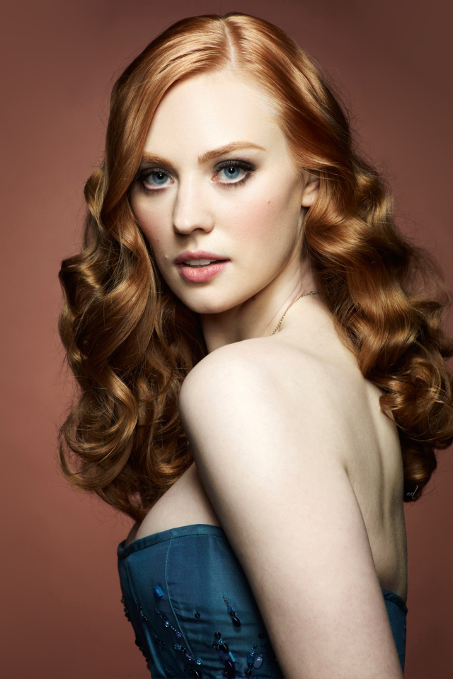 Рыжеволосая актриса Дебора Энн Уолл 