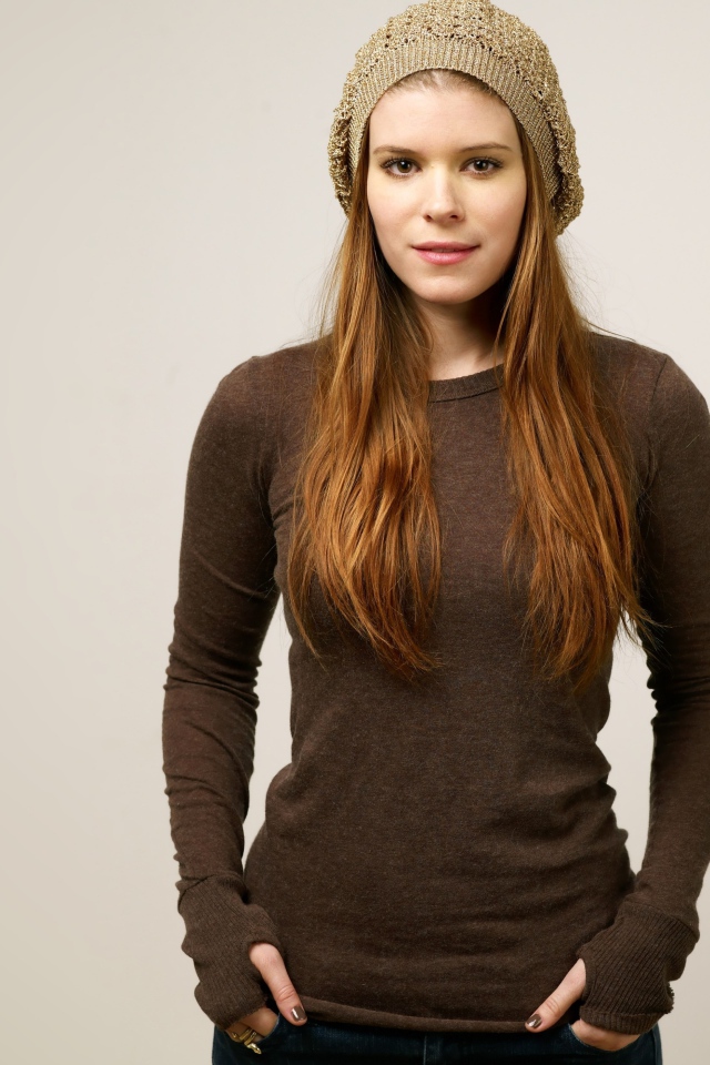 Рыжеволосая актриса Кейт Мара в шапке