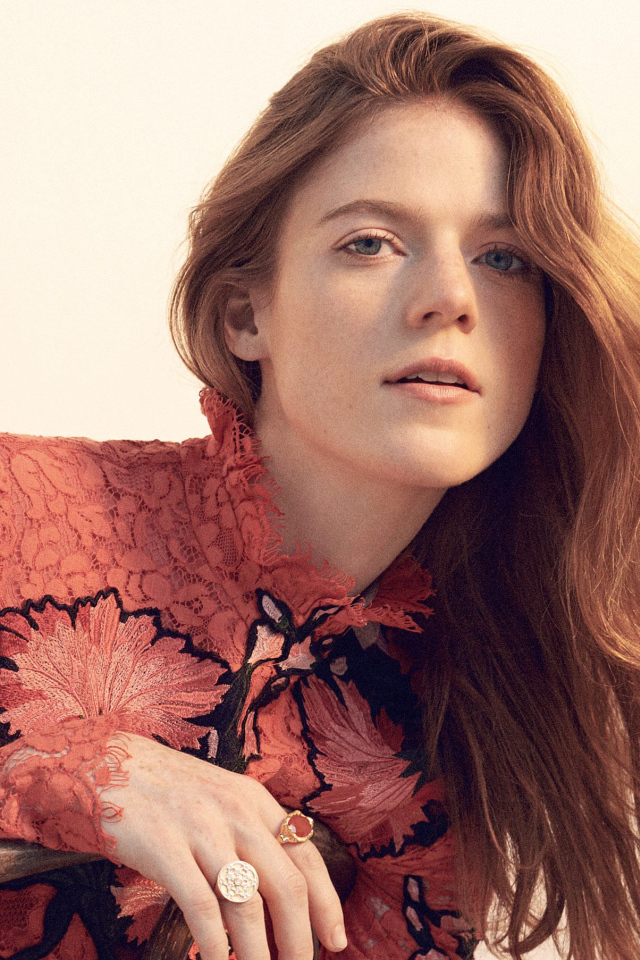 Рыжеволосая девушка актриса Роуз Лесли 