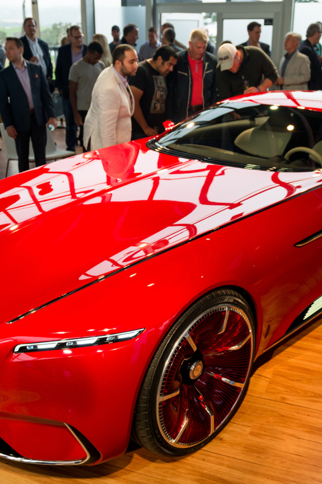 Красный электрокар Mercedes-Maybach 6 на выставке 