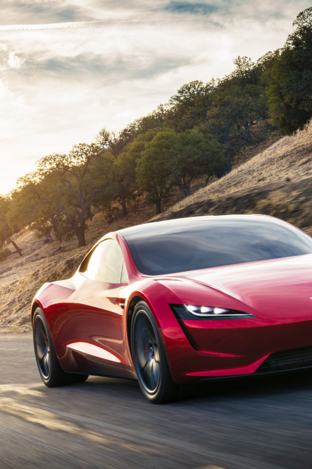 Красный электромобиль Tesla Roadster, 2020 на трассе