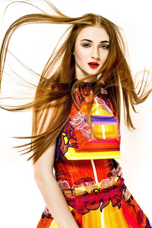 Рыжеволосая актриса Софи Тёрнер фото на белом фоне 