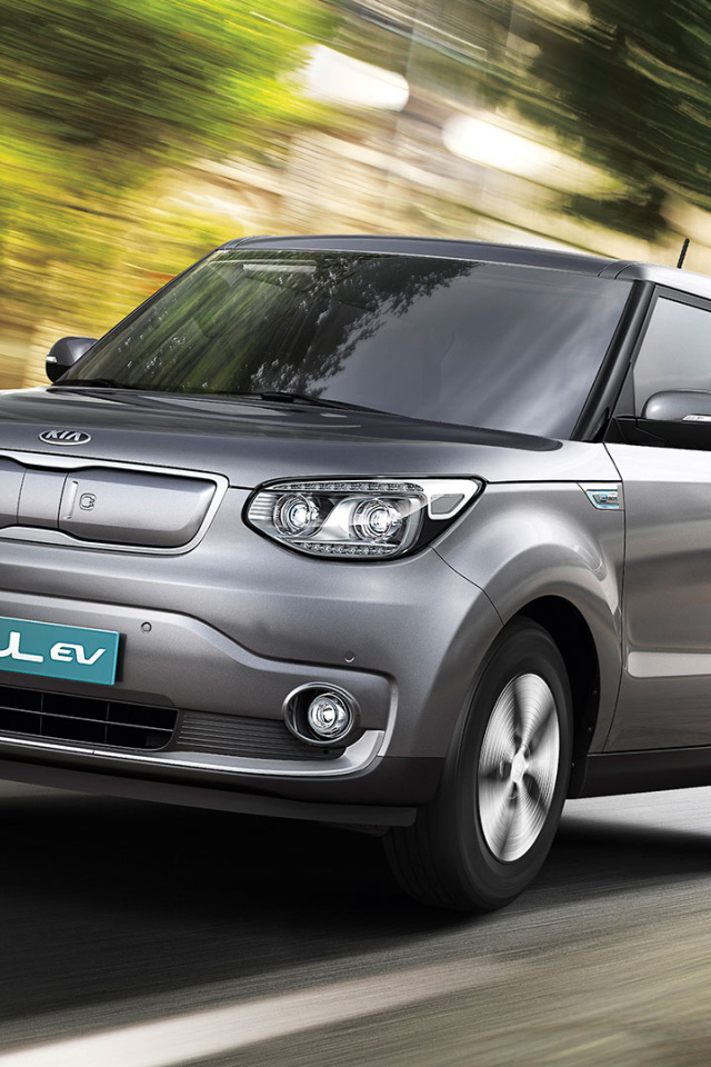 Серебристый электромобиль Kia Soul EV в движении 