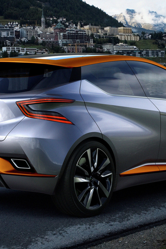 Серебристый электромобиль Nissan Sway 