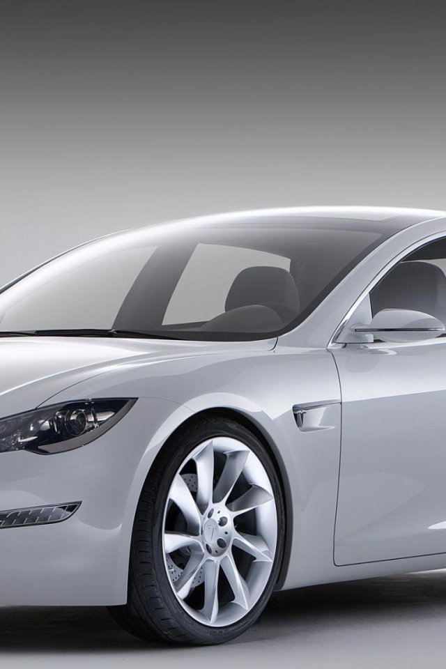 Серебристый электромобиль Tesla Model S