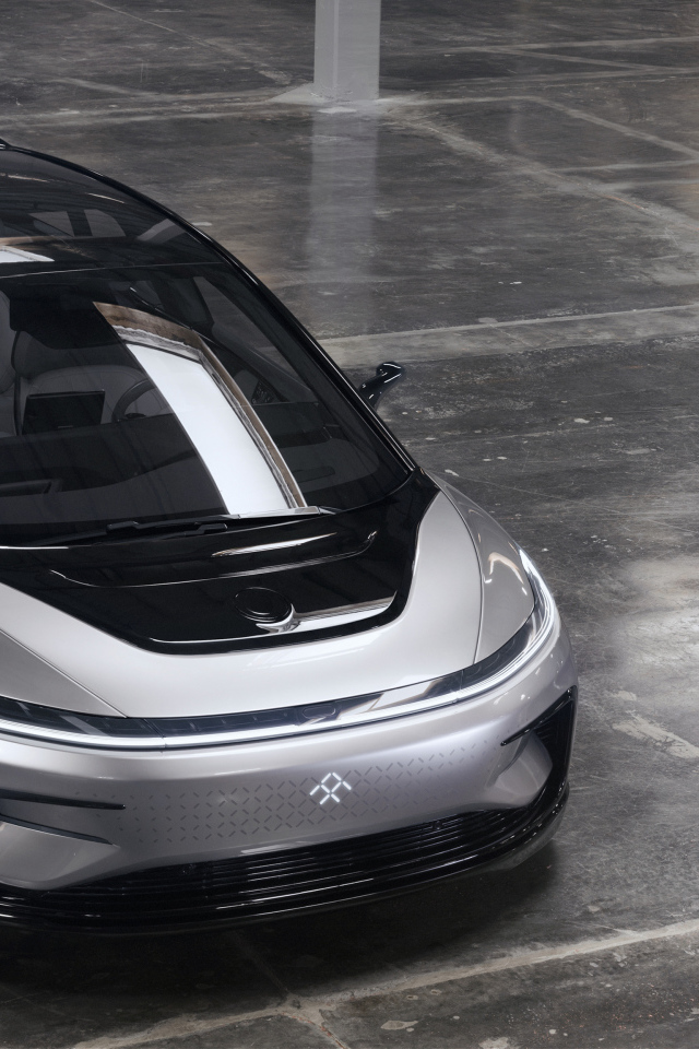 Серебристый электрический автомобиль Faraday Future FF 91, 2017 года 