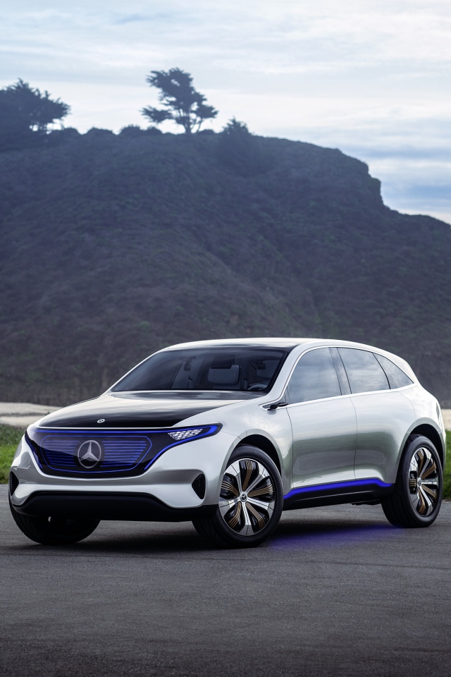 Серебристый электромобиль Mercedes Generation EQ у океана